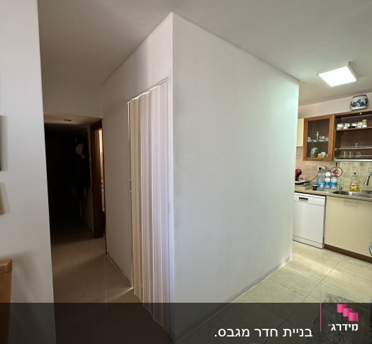 בניית מבנה קירות גבס עם דלת אקורדיון ליד המטבח
